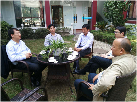     10月17日，應揚州市邗江區政府邀請，江蘇省產業技術研究院數字制造裝備與技術研究所所長、華中科技大學機械學院院長兼無錫研究院院長丁漢院士在研究院信息與智能研究所常務副所長胡友民教授、機械學院軒建平教授陪同下訪問了揚州市并出席了邗江區&ldquo;2015邗江智能裝備科技成果發布洽談會&rdquo;。在洽談會開幕式上，丁院士就智能制造與裝備現狀、未來發展與對策發表主旨演講，受到與會嘉賓熱烈歡迎。